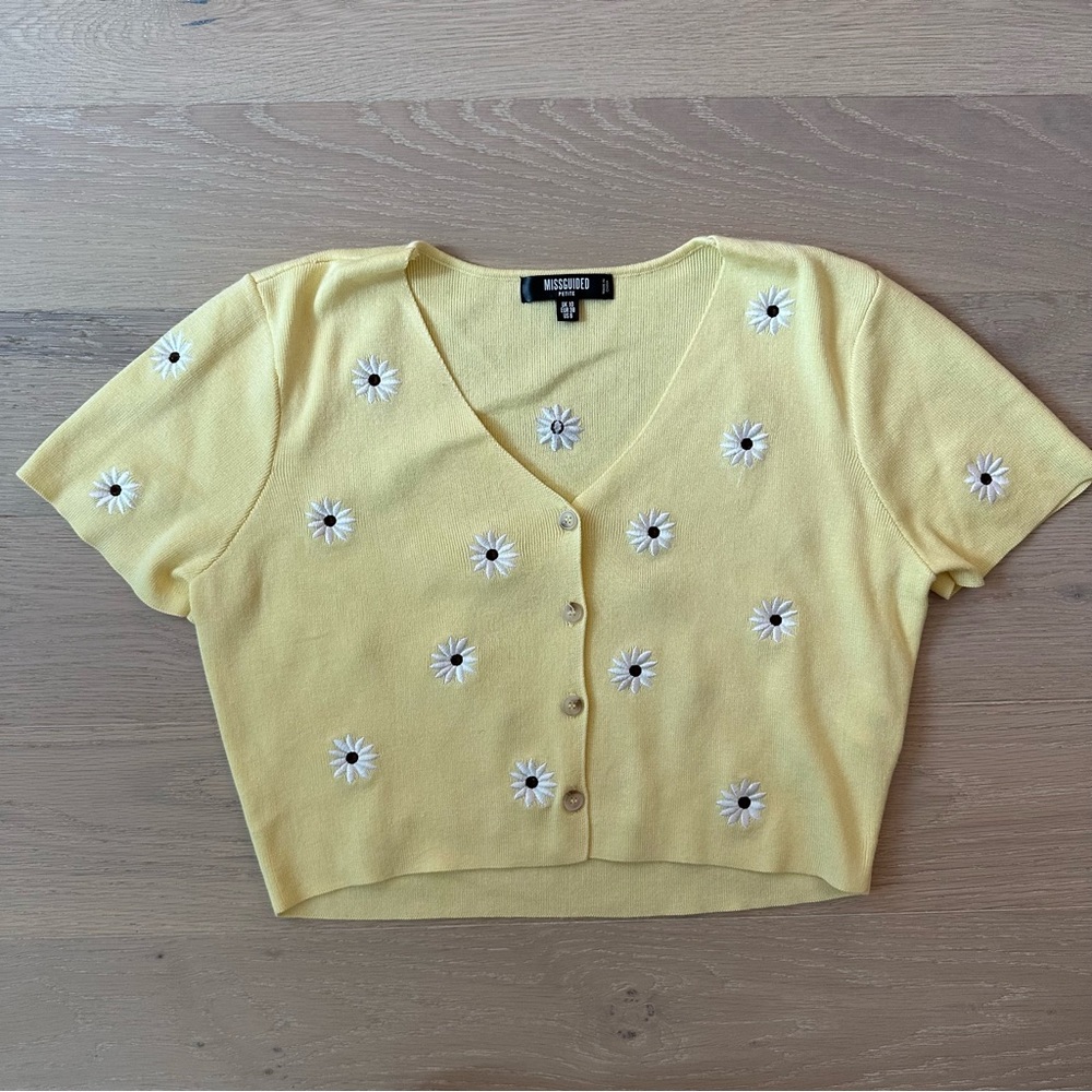 Missguided Yellow Daisy Short Sleeve Button Up Sweater Shirt size 6 petite
